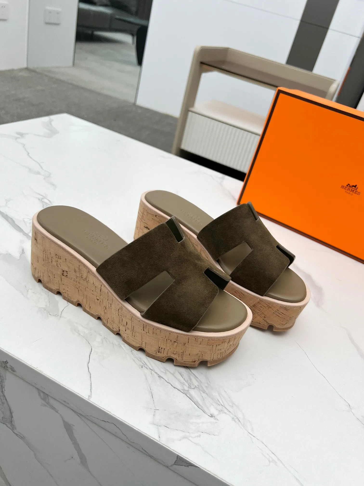 👟👟Ex-factory price 400👟👟 Hermès, upgraded version and workmanship materials. Hermes®🔴The highest version of handmade shoes on the market✨✨ Top product Hermès platform shoes🐎——————————The new model in early spring is the same as the original version, handmade by masters! ❥High-end customization, exclusive products, the highest version in the industry⚠❥Using: Hermers upper: Italian imported cowhide + sheepskin lining (pursuing top walking comfort) ✨～～〰〰〰〰❥ Packing: full set of original packaging━━━━Hermes━━━━━ size: 35-41 (42) customized and non-returnable)